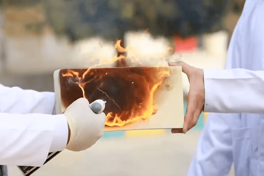 تست کیفیت فوم پلی‌یورتان در آزمایشگاه شرکت سپهر دنیا