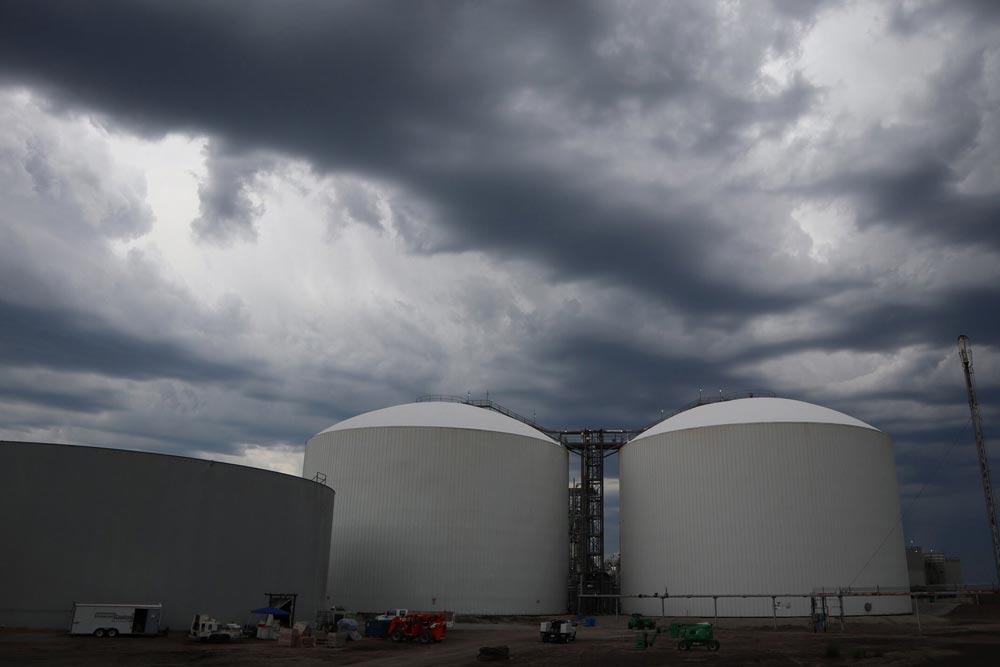 Insulation of oil and gas tanks